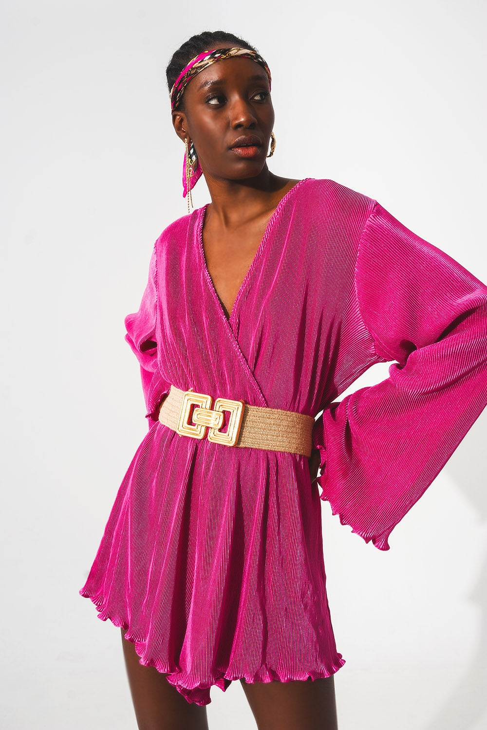 Combinaison plissée en satin fuchsia avec détail portefeuille