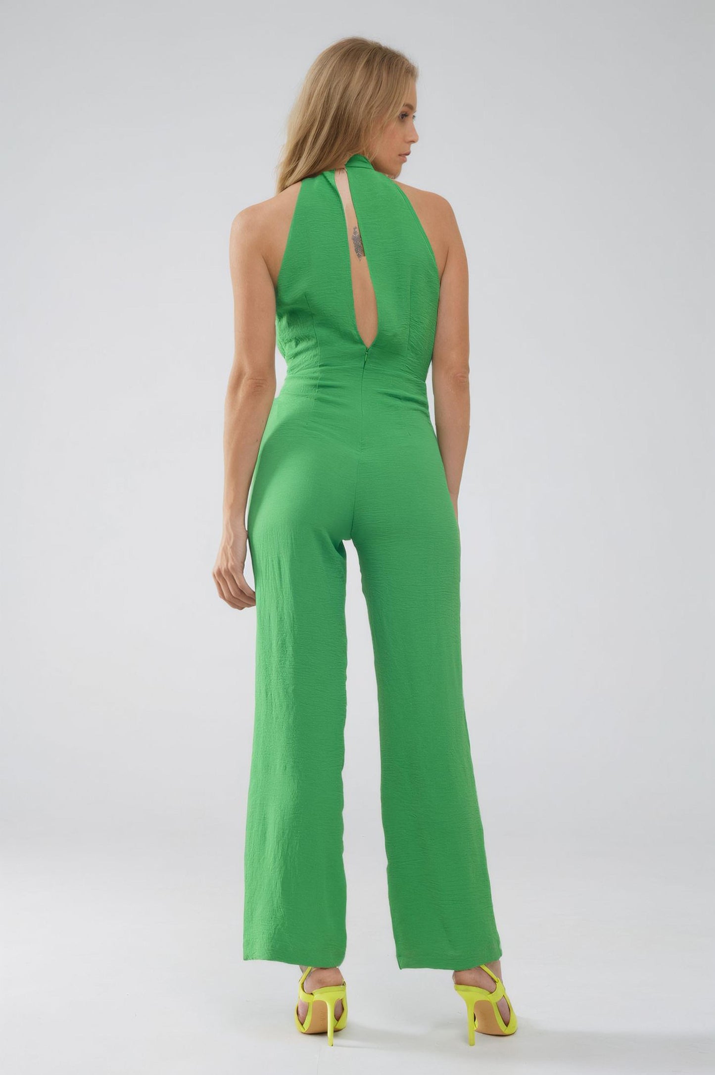 Combinaison verte avec encolure dos nu croisée