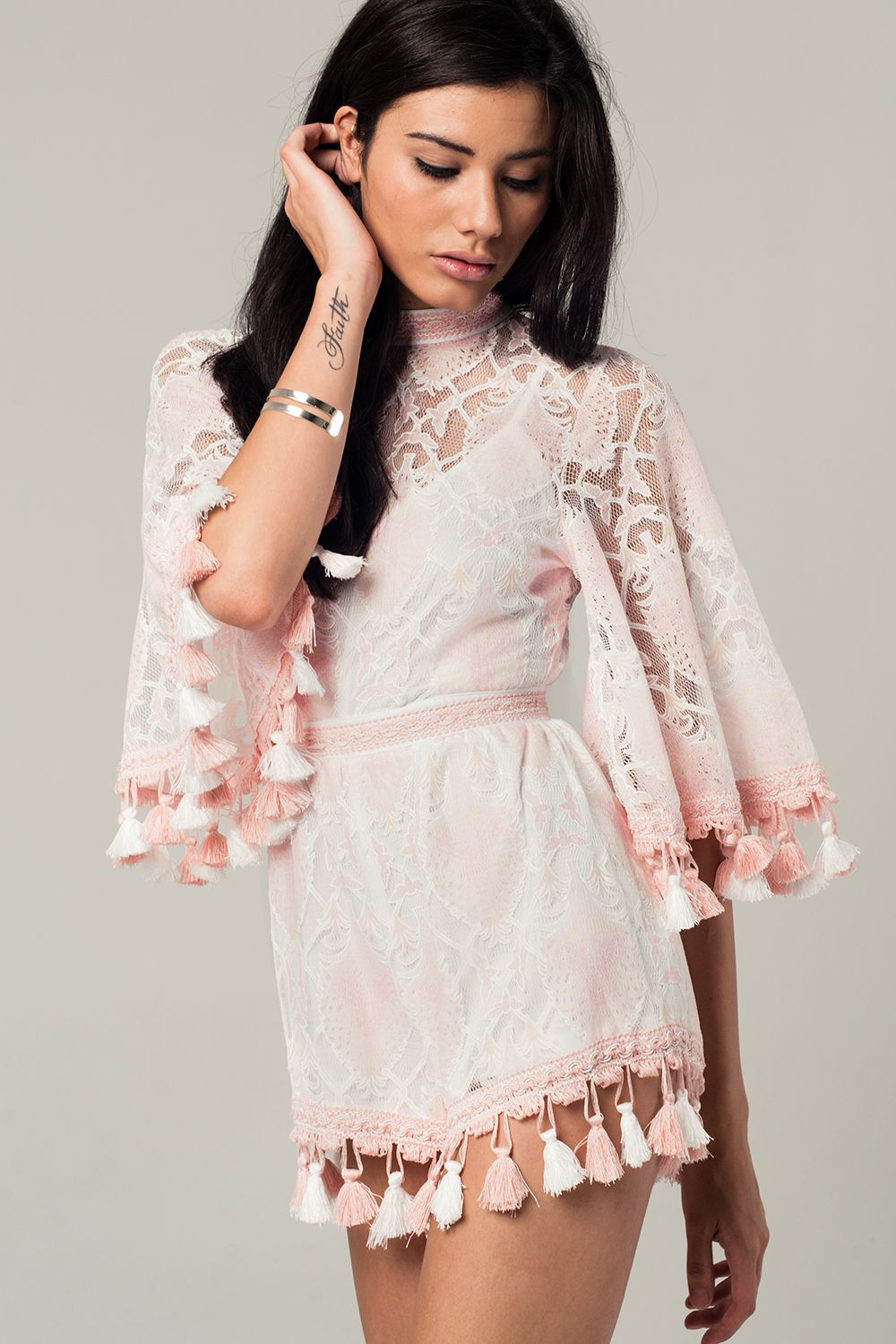 Q2 Combishort en dentelle et pompons roses