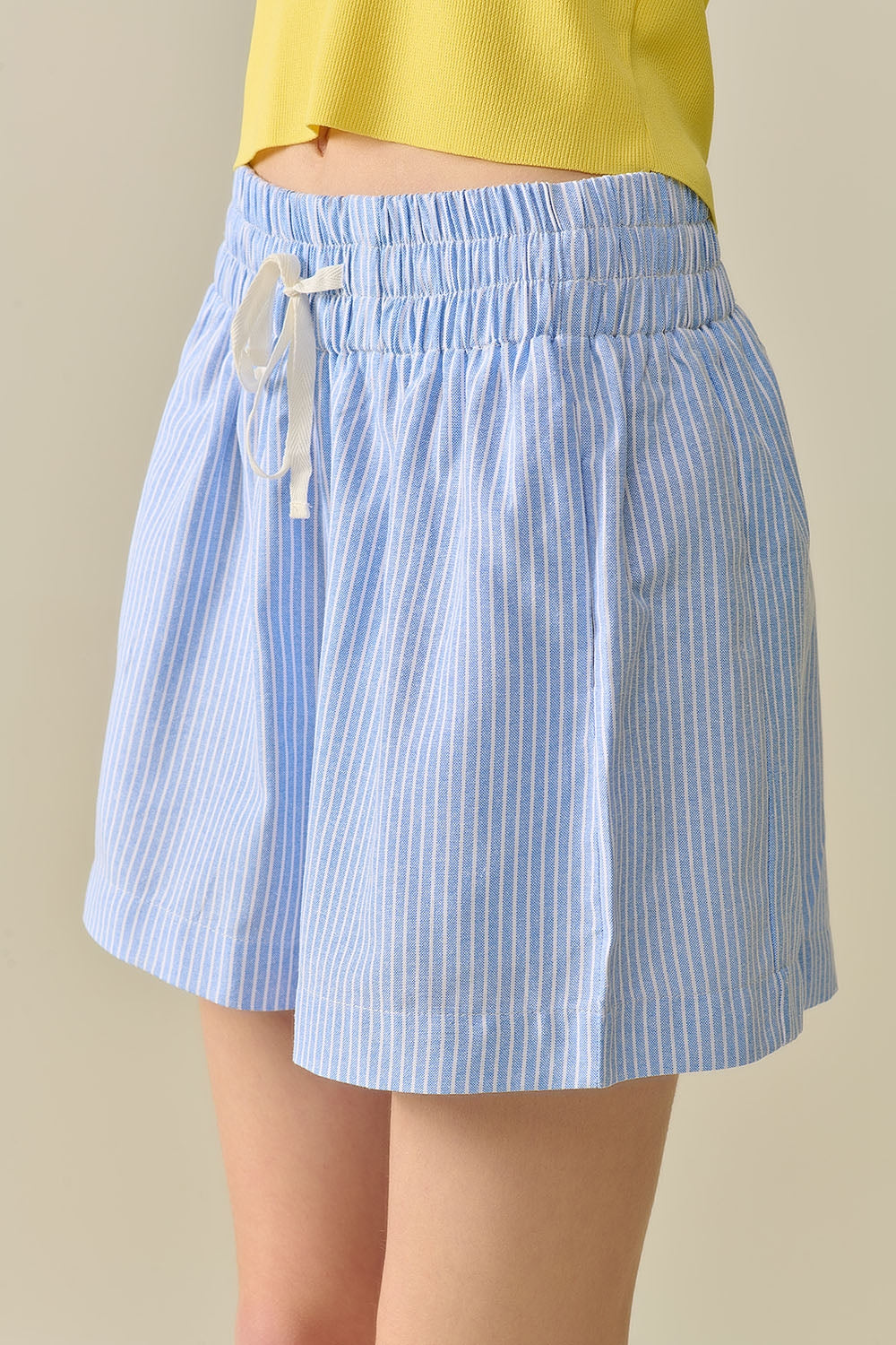 Court avec rayures et cordons à la taille