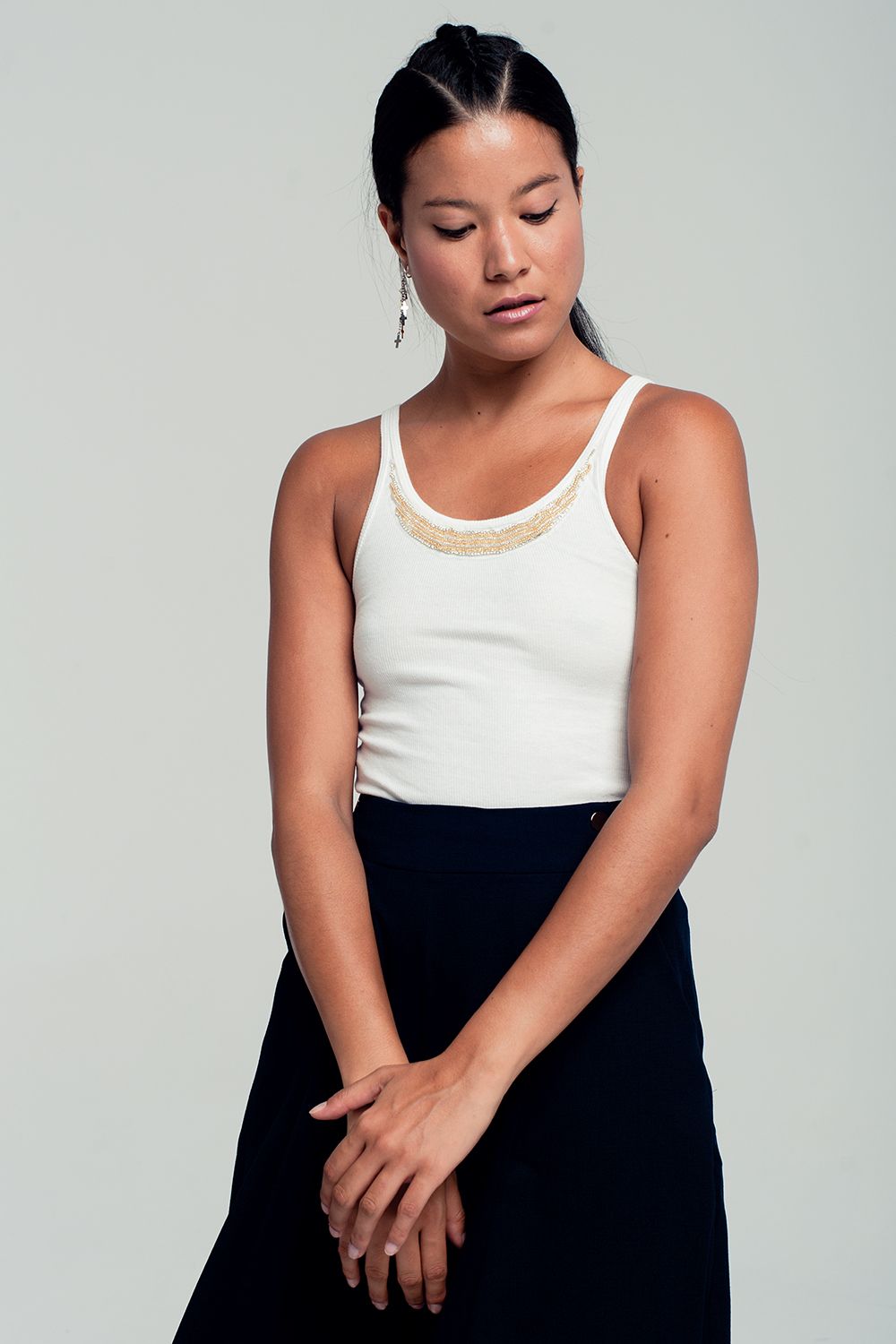 Q2 Débardeur blanc avec collier de perle sur le devant