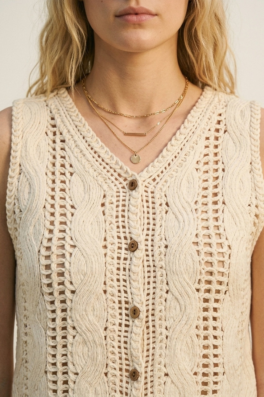 Débardeur court beige en maille torsadée avec boutons sur le devant
