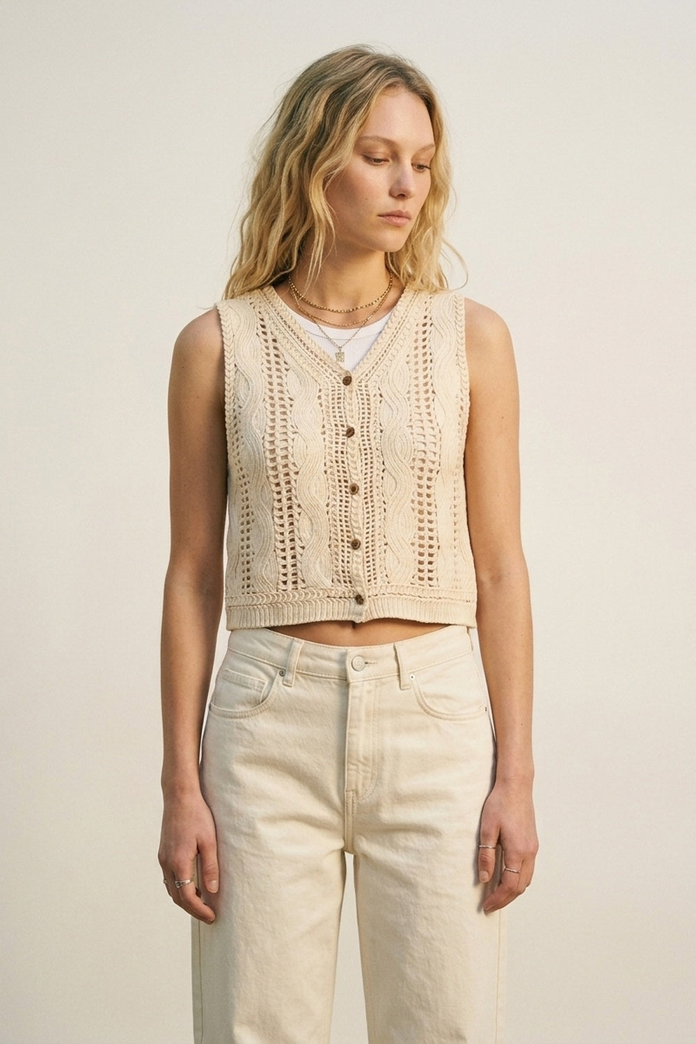 Débardeur court beige en maille torsadée avec boutons sur le devant