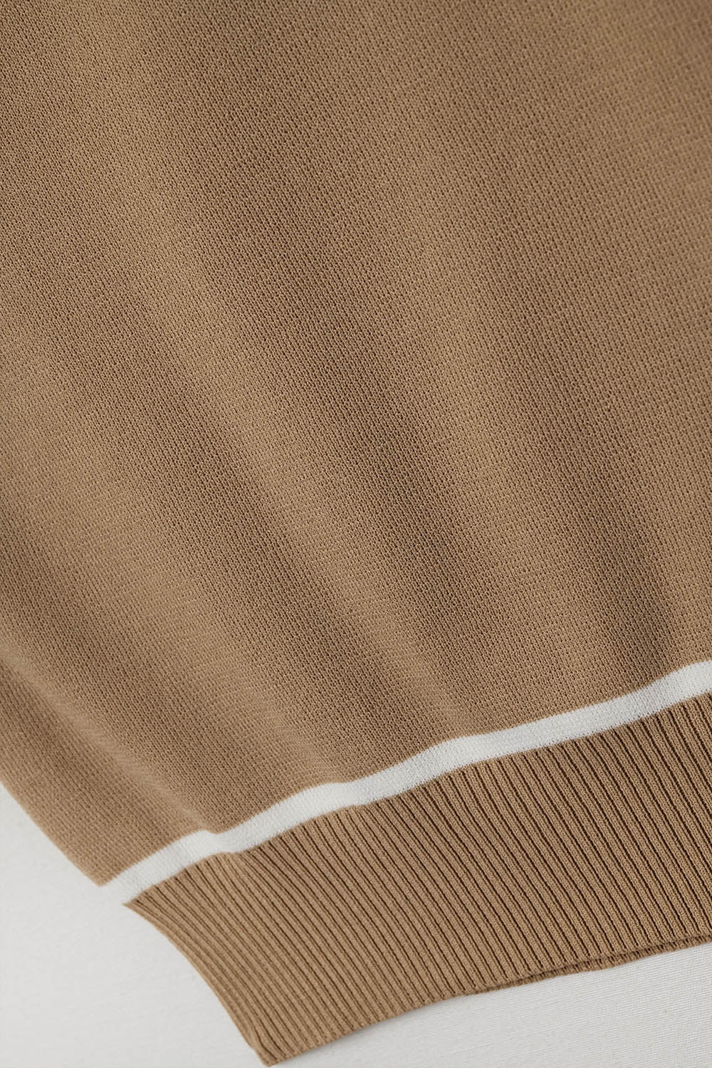 Débardeur en camel avec détail lignes blanches