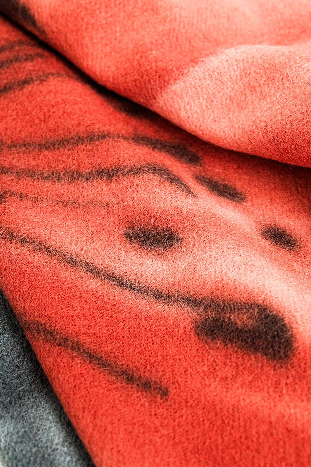 écharpe à fleurs rouges