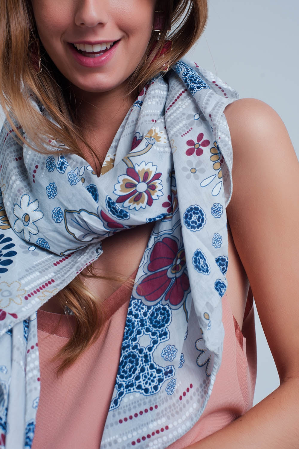 Q2 Écharpe avec fleur impression de gris