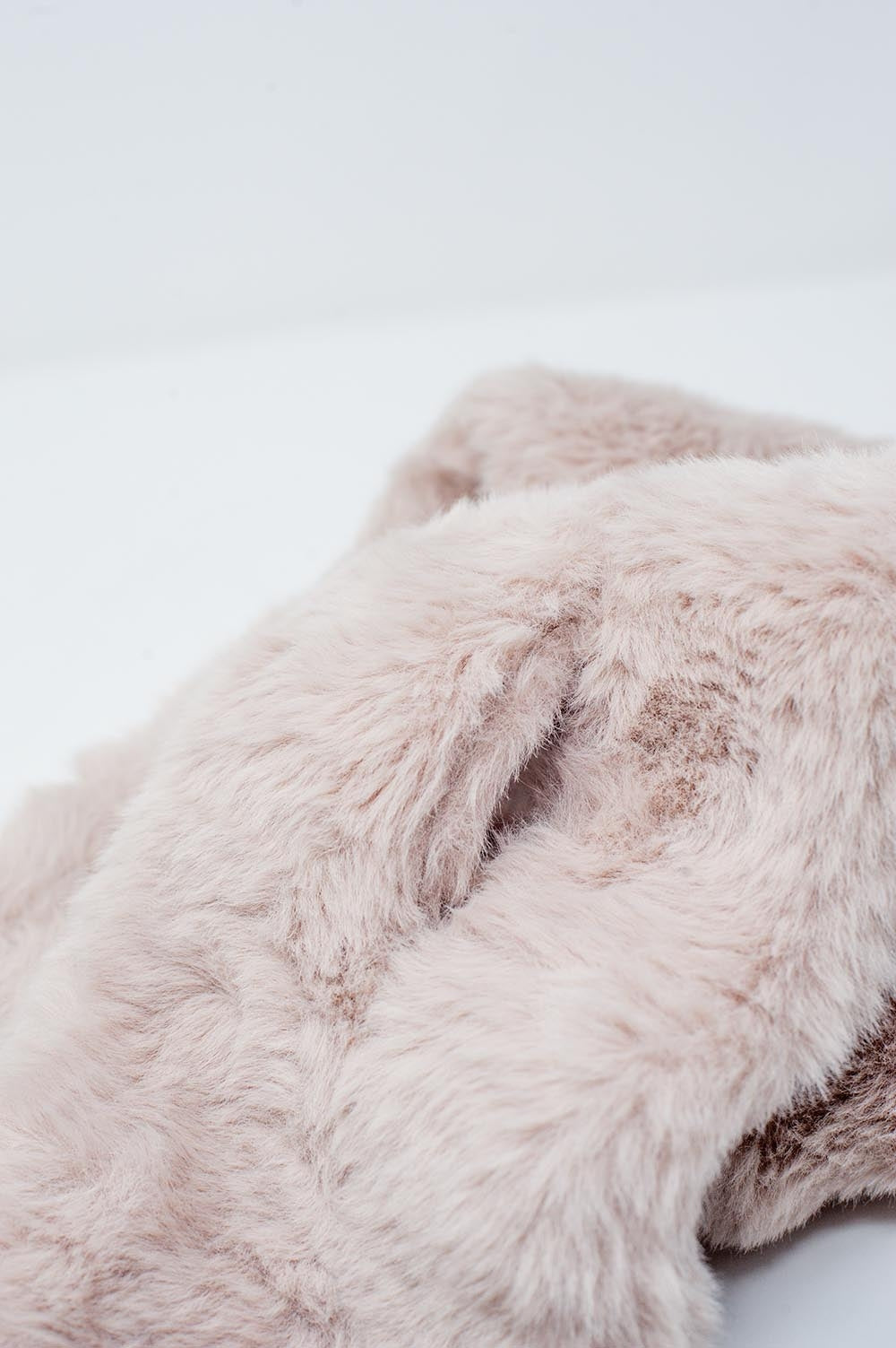 Echarpe en fausse fourrure de couleur crème