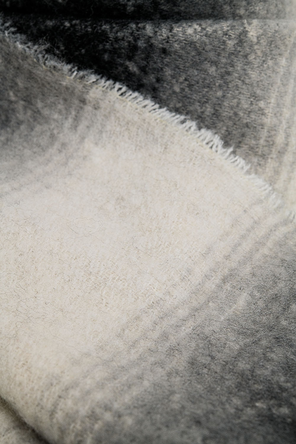 Écharpe longue en tissu super doux à franges noire