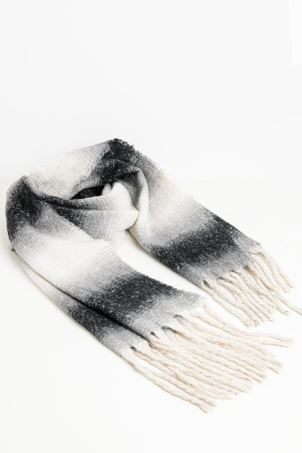 Écharpe longue en tissu super doux à franges noire