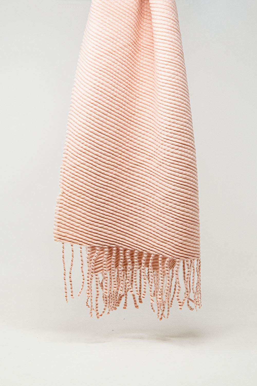 Q2 Echarpe rose en tissu doux et moelleux avec franges
