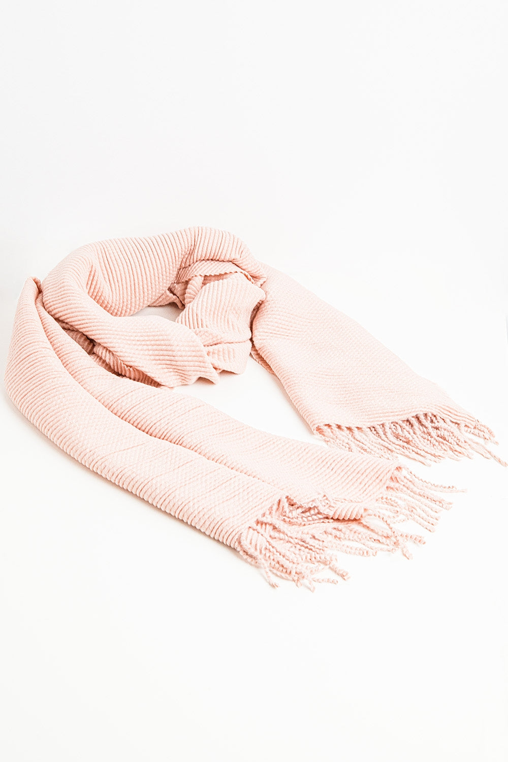 Echarpe rose en tissu doux et moelleux avec franges