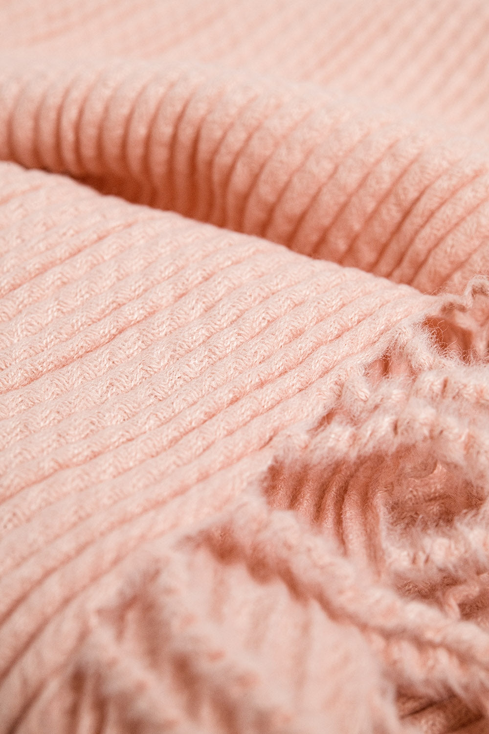 Echarpe rose en tissu doux et moelleux avec franges