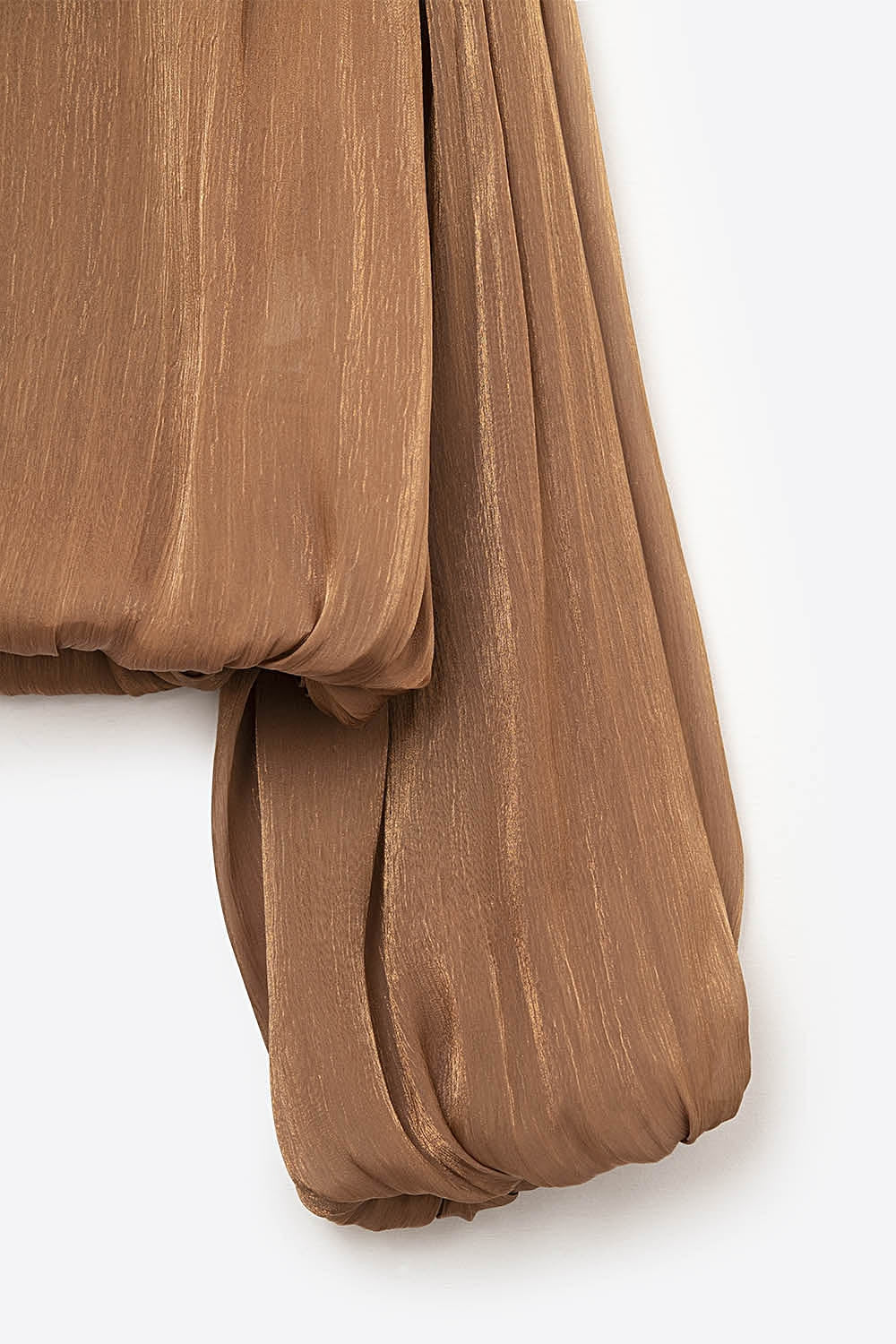 Elégant top cropped en satin brillant camel