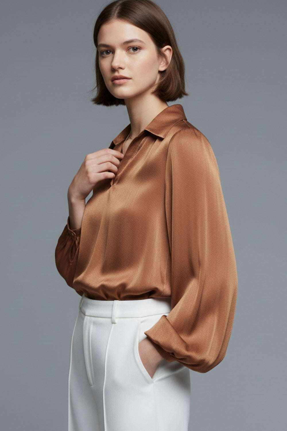 Elégant top cropped en satin brillant camel