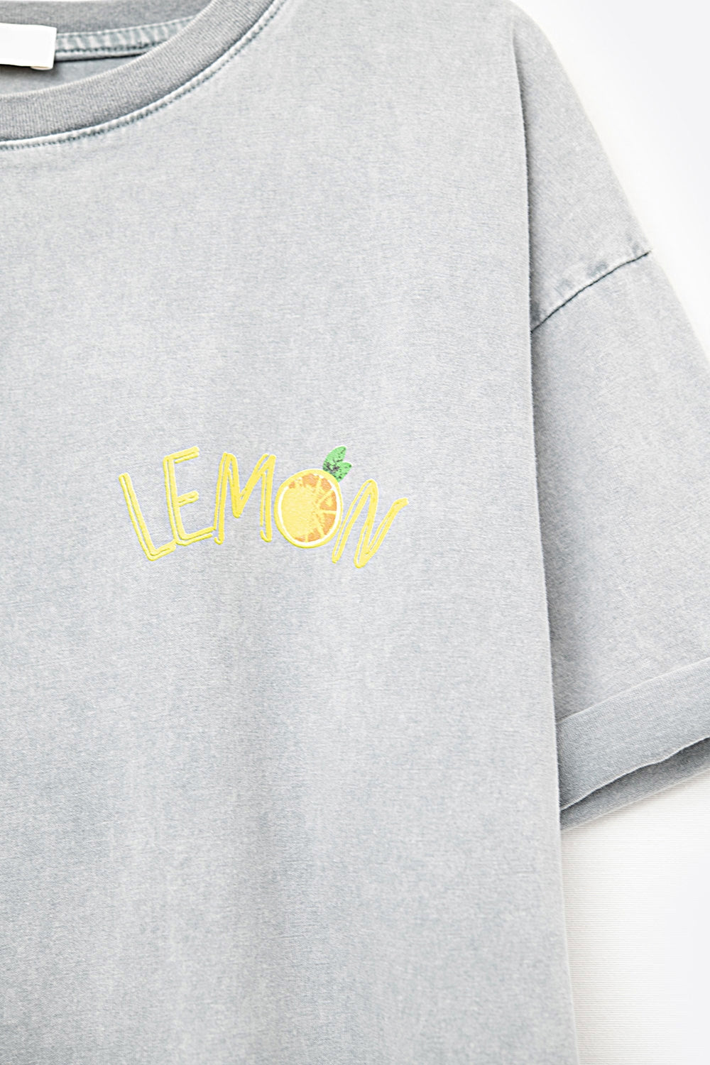 Fabriqué en Italie t-shirt gris délavé avec motif de citron