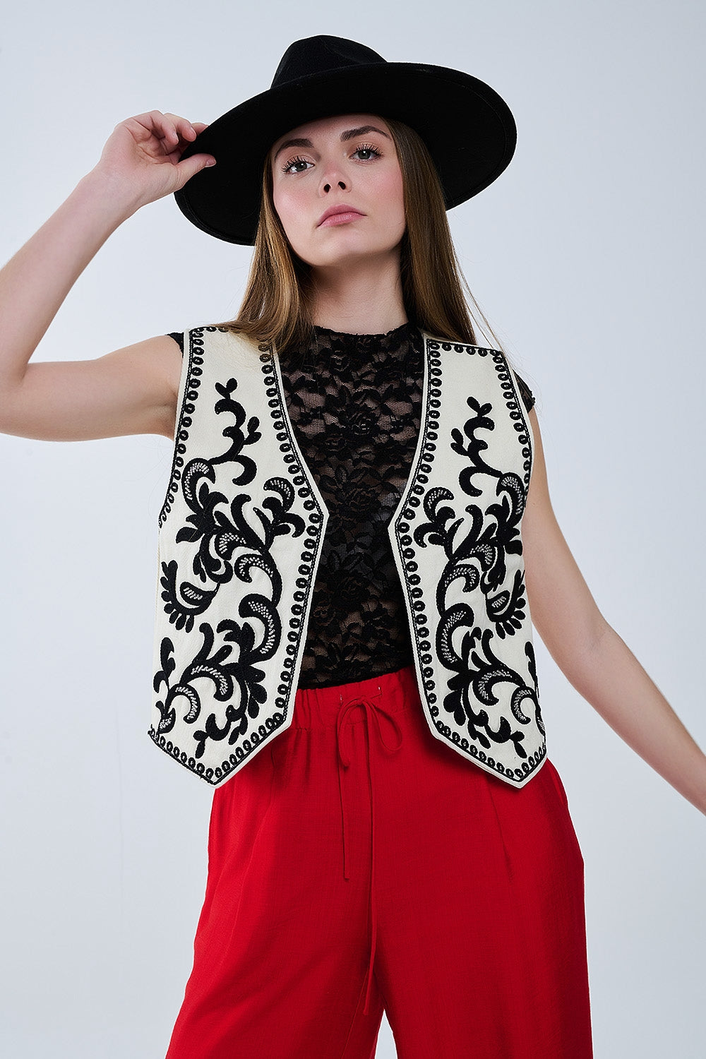 Gilet blanc avec broderie baroque noire