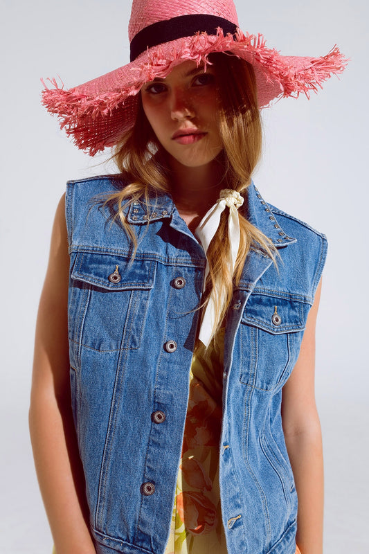 Q2 gilet en denim légèrement délavé avec détails en strass sur le col