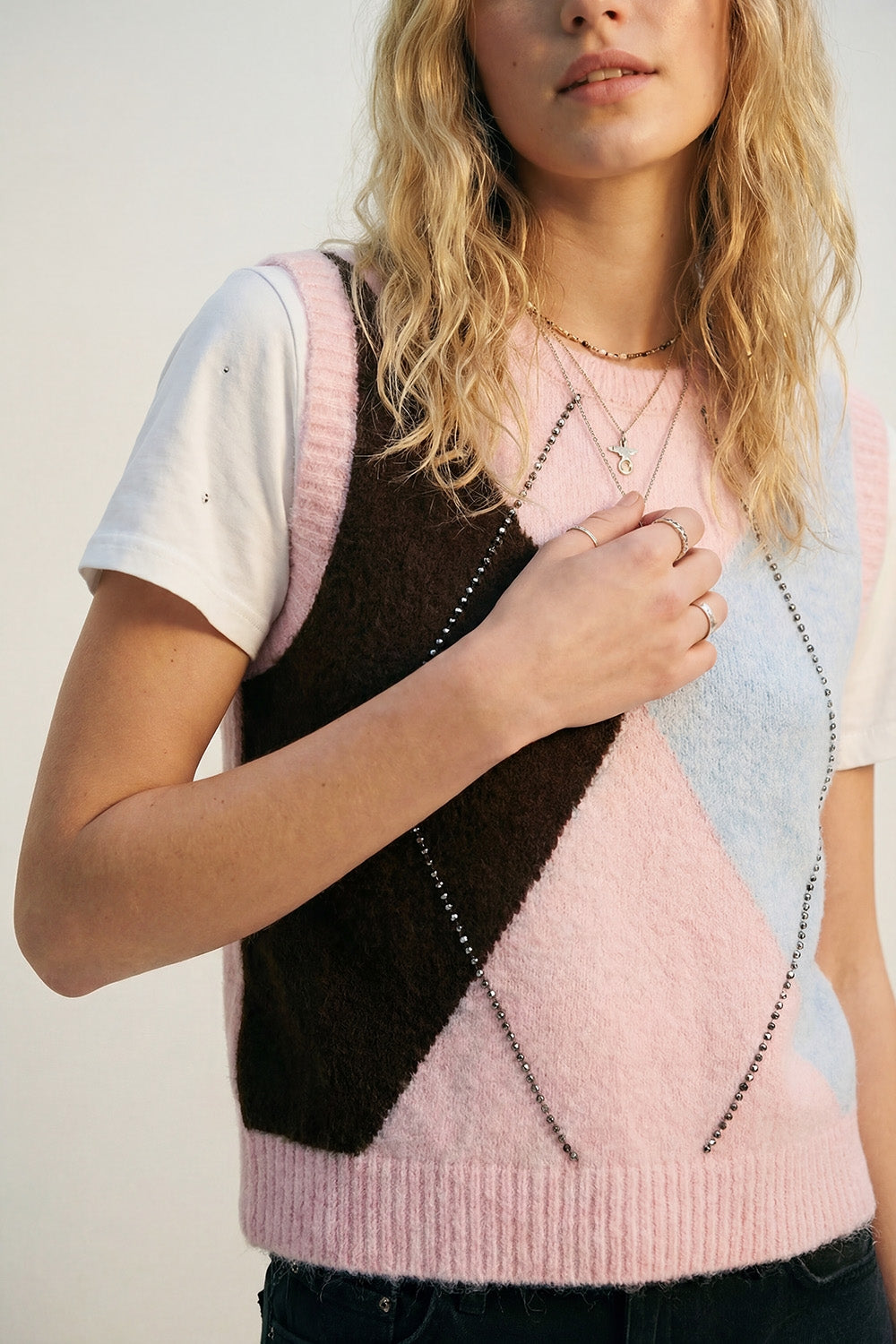 Gilet en maille duveteuse à motif losanges avec détails de clous métalliques rose