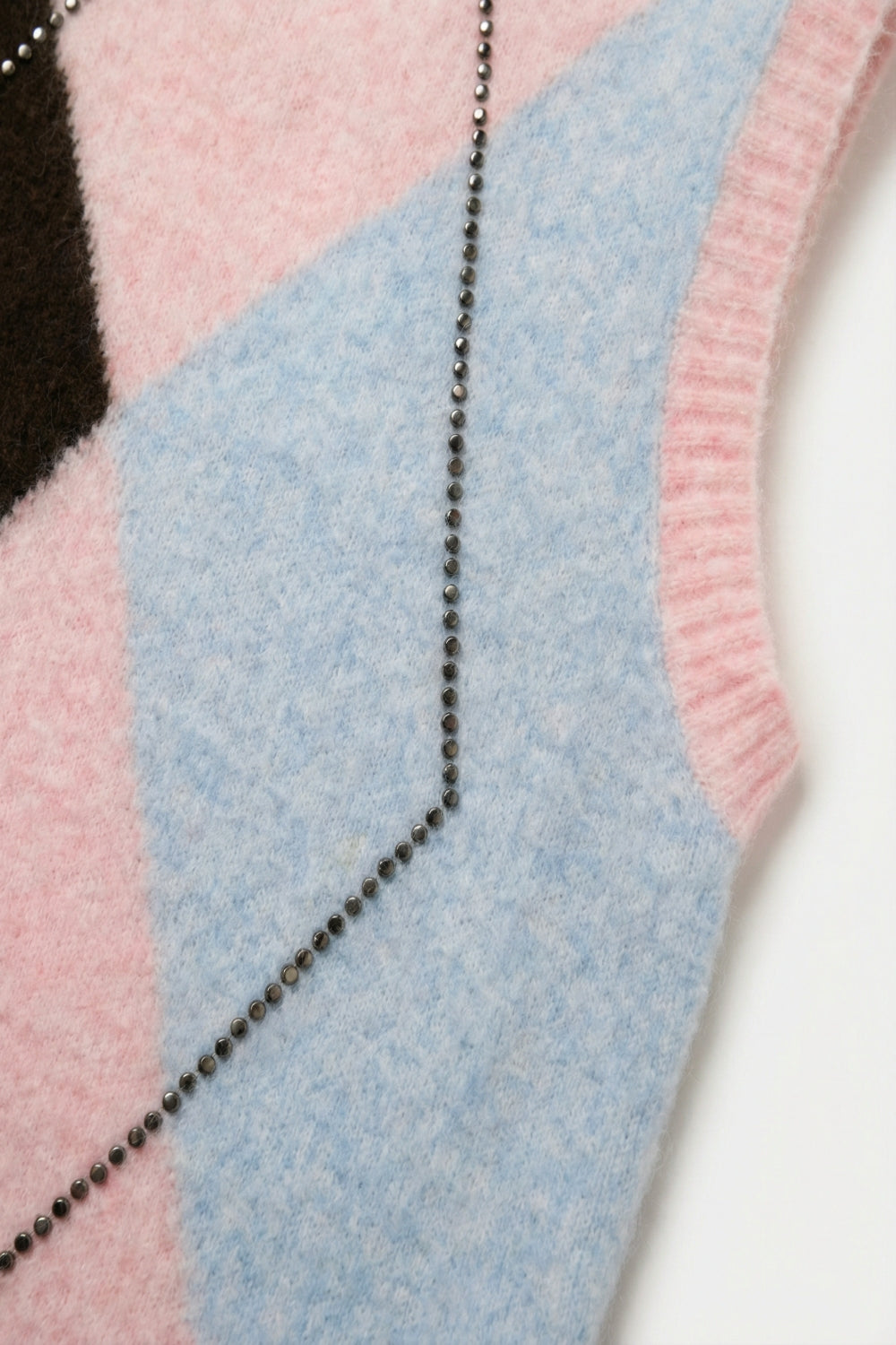 Gilet en maille duveteuse à motif losanges avec détails de clous métalliques rose