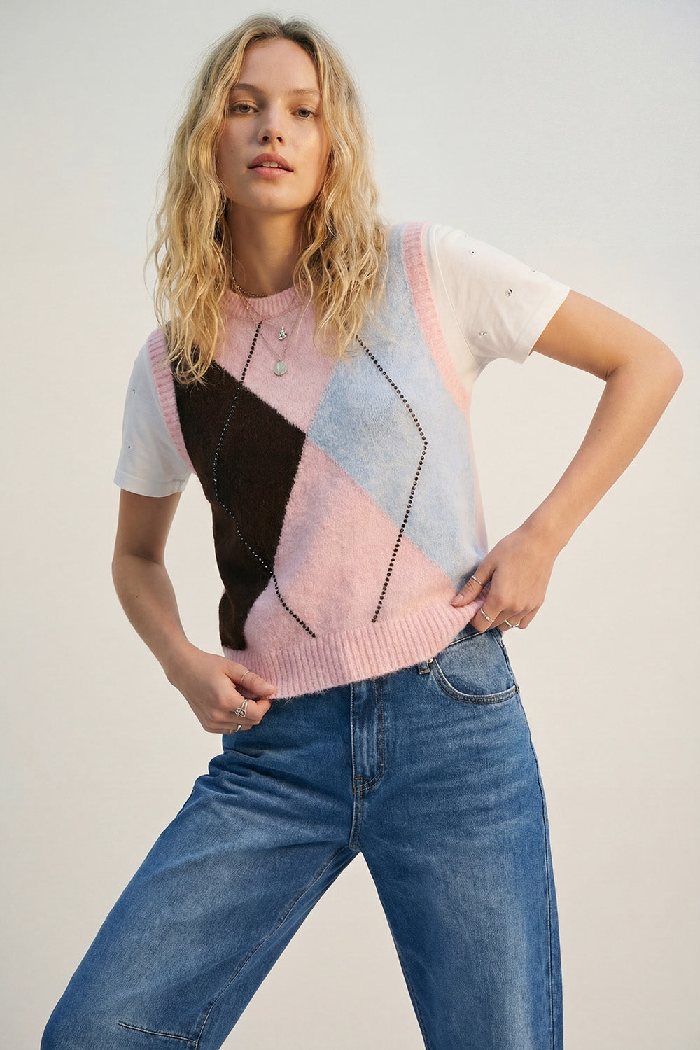 Gilet en maille duveteuse à motif losanges avec détails de clous métalliques rose