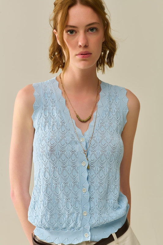 Q2 Gilet en maille pointelle avec bords festonnés en bleu bébé