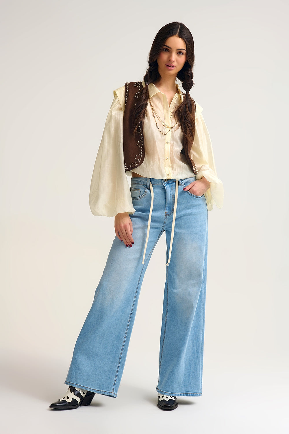 Gilet marron avec détails de clous métalliques