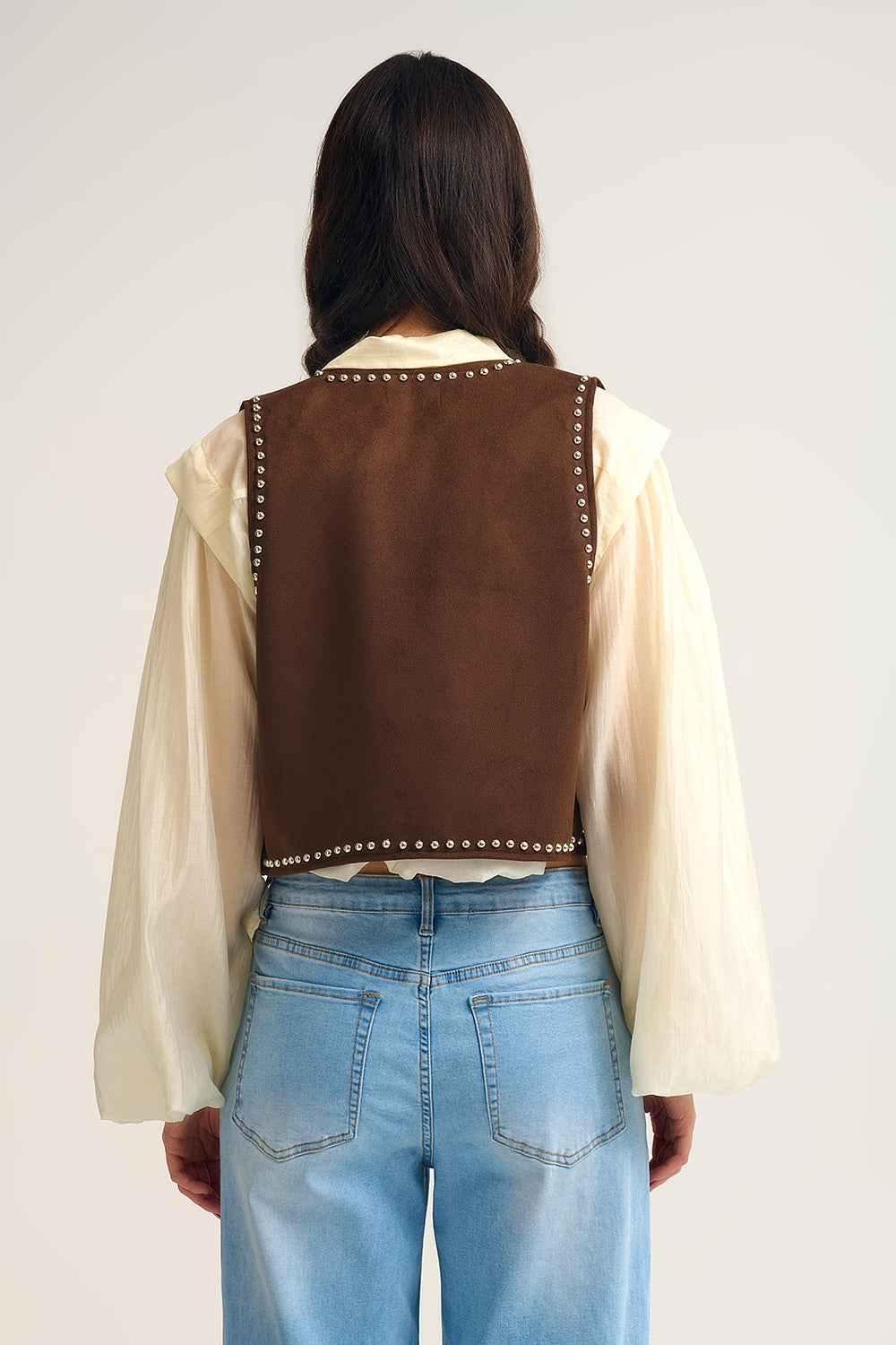 Gilet marron avec détails de clous métalliques