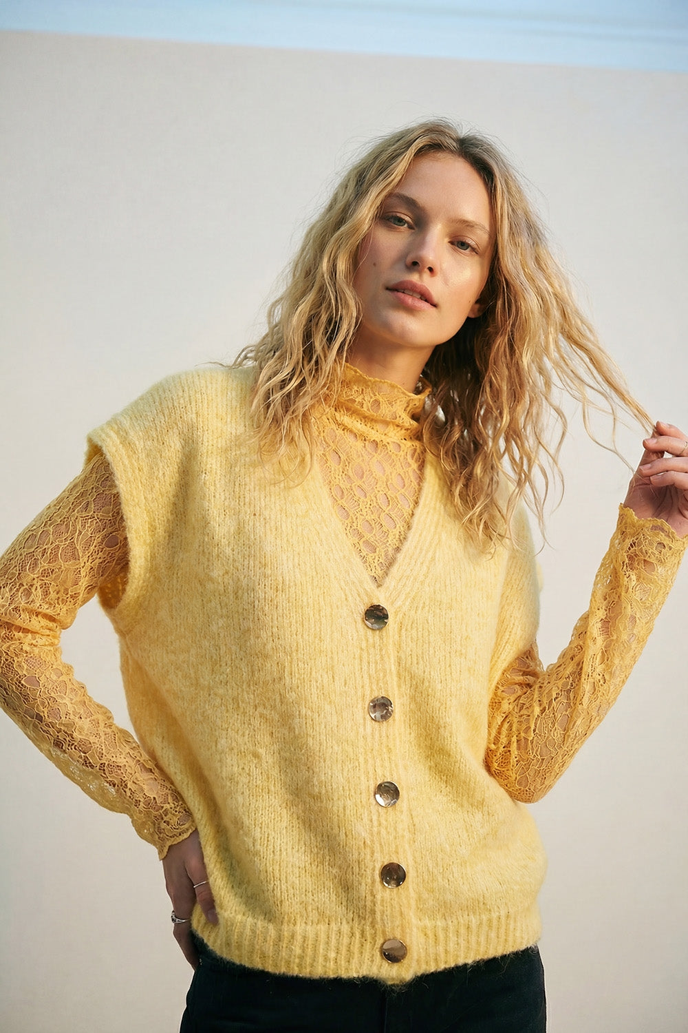 Gilet sans manches jaune avec empiècement en dentelle et boutons argentés