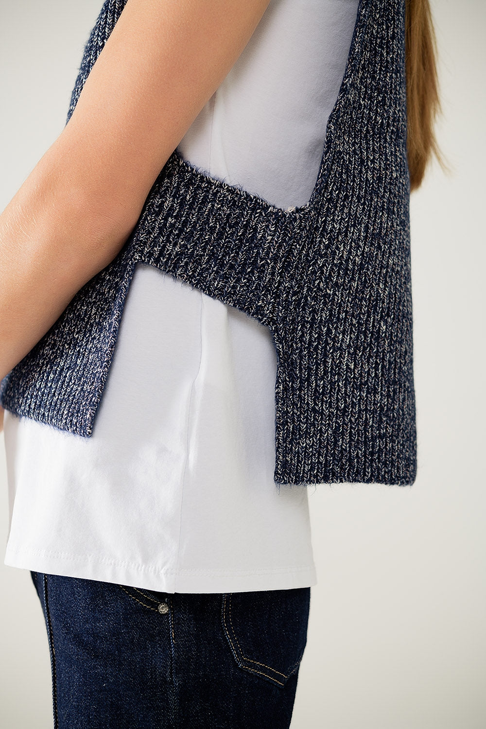 Gilet tricoté à col en V avec ouverture sur le côté