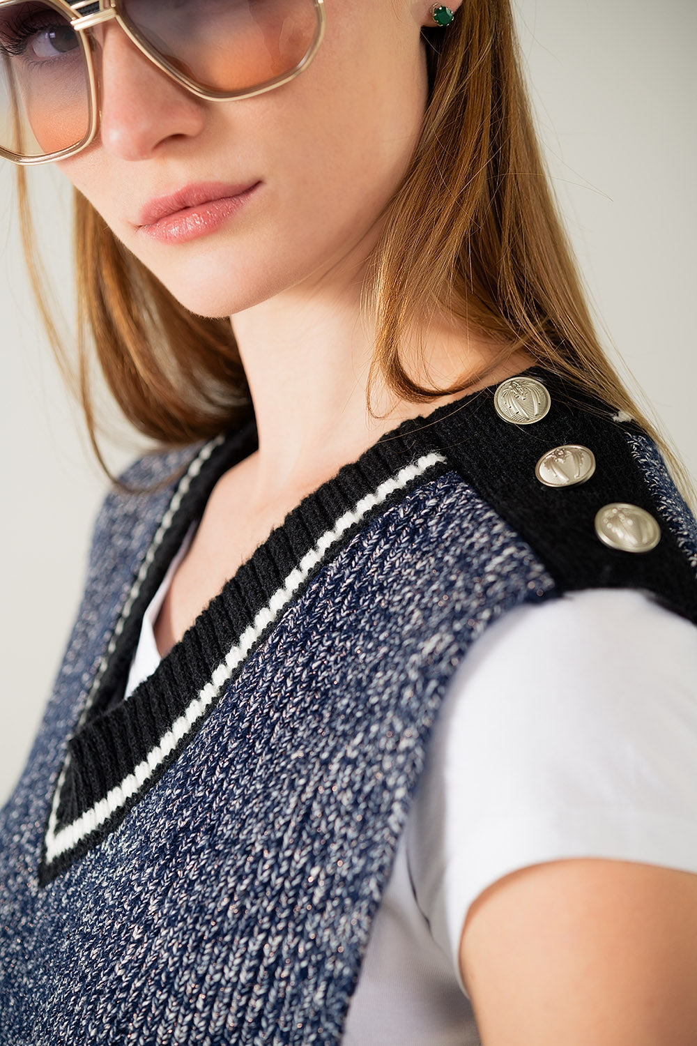 Gilet tricoté à col en V avec ouverture sur le côté