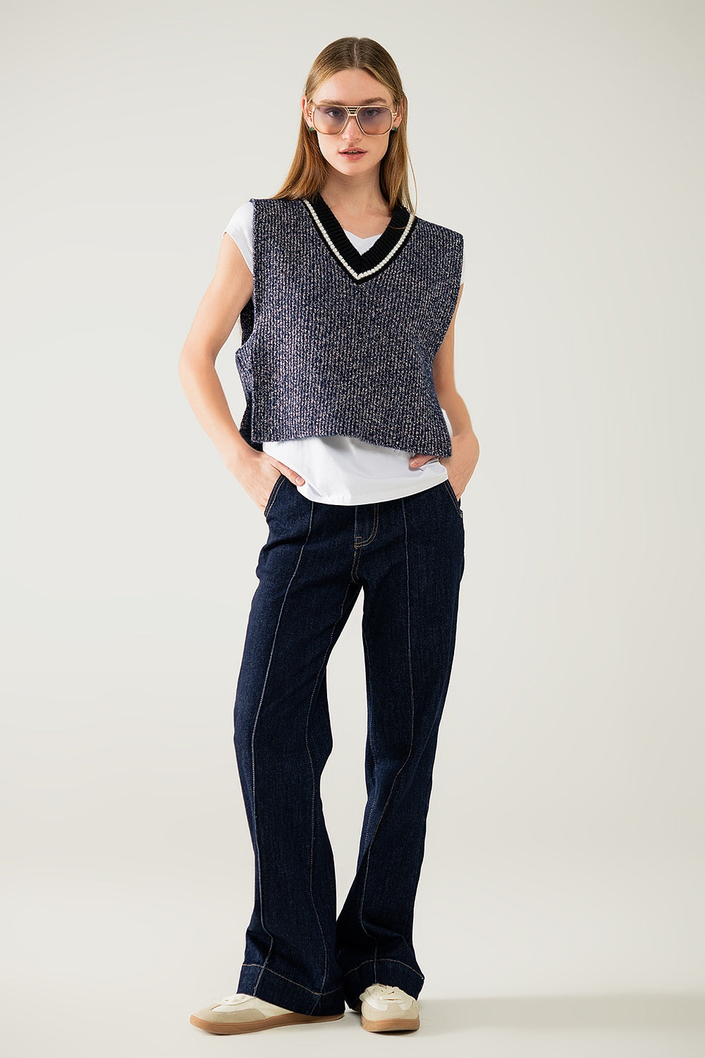 Gilet tricoté à col en V avec ouverture sur le côté