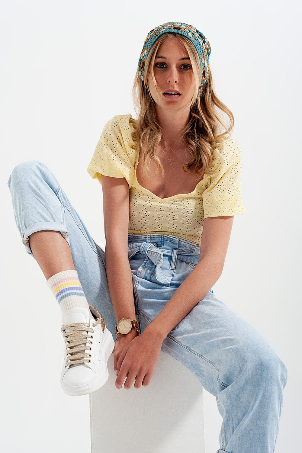 Haut court jaune en tissu batiste et manches bouffantes