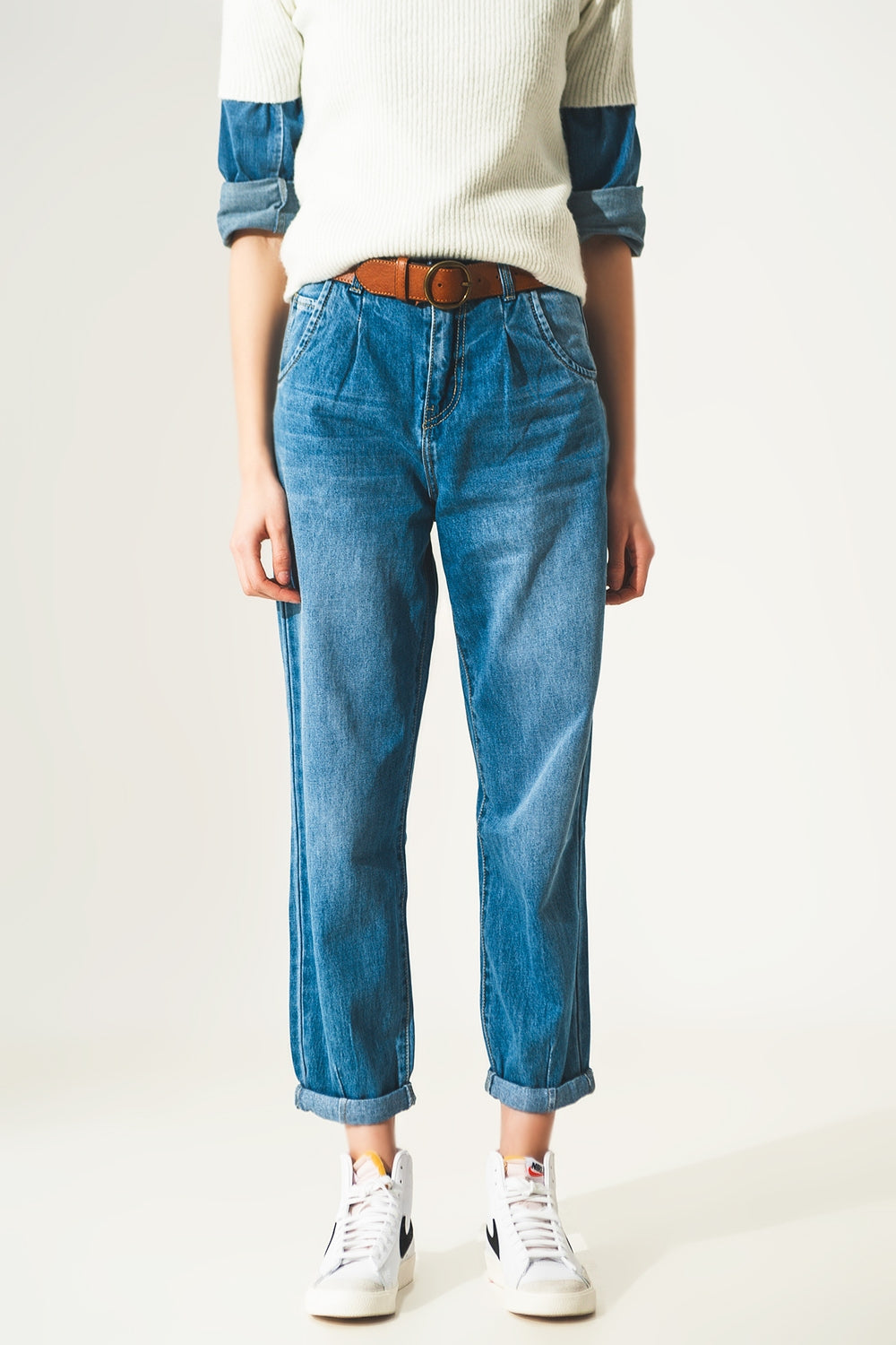 Q2 Jean à coupe droite avec pinces à la taille bleu moyen