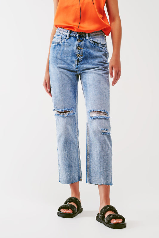 Q2 Jean à jambe droite avec boutons apparents et genoux déchirés en délavage léger