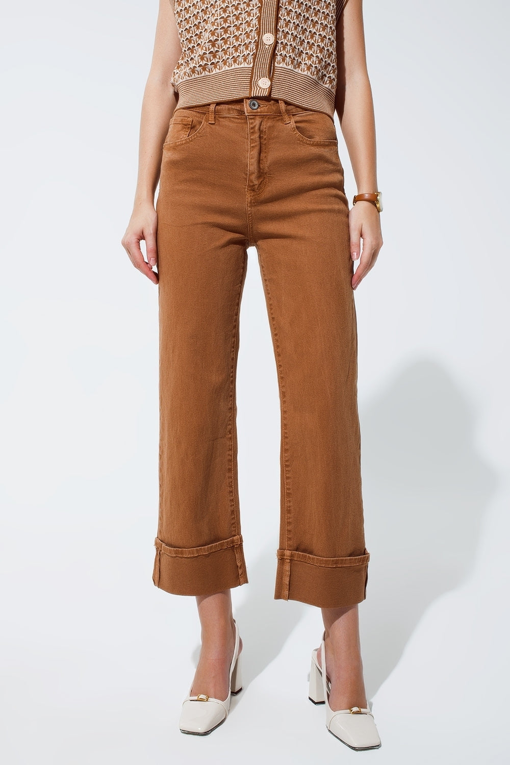 Q2 Jean à jambe droite en camel avec jambes de pantalon pliées