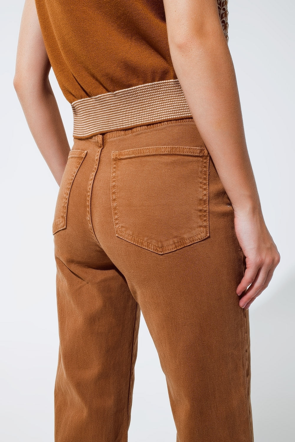 Jean à jambe droite en camel avec jambes de pantalon pliées