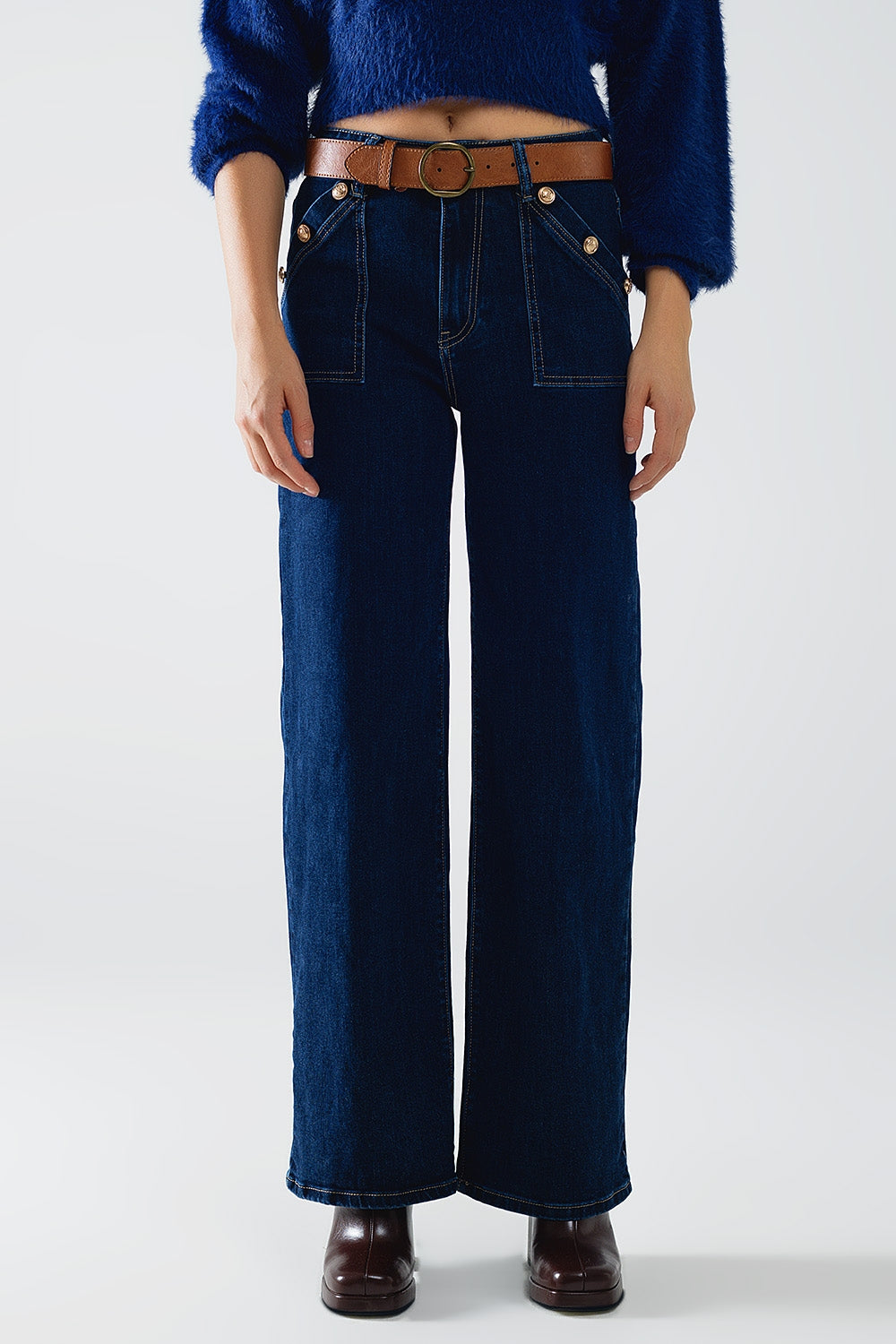Q2 Jean à jambe large avec 3 boutons