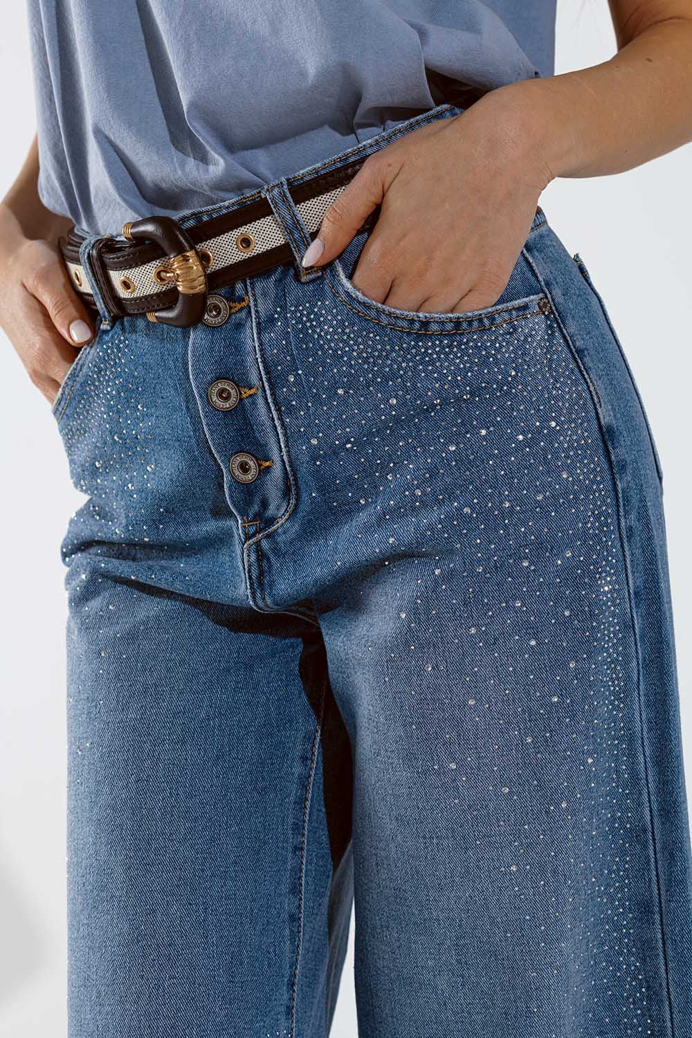 Jean à jambe large avec boutons apparents et détails de stras délavage moyen
