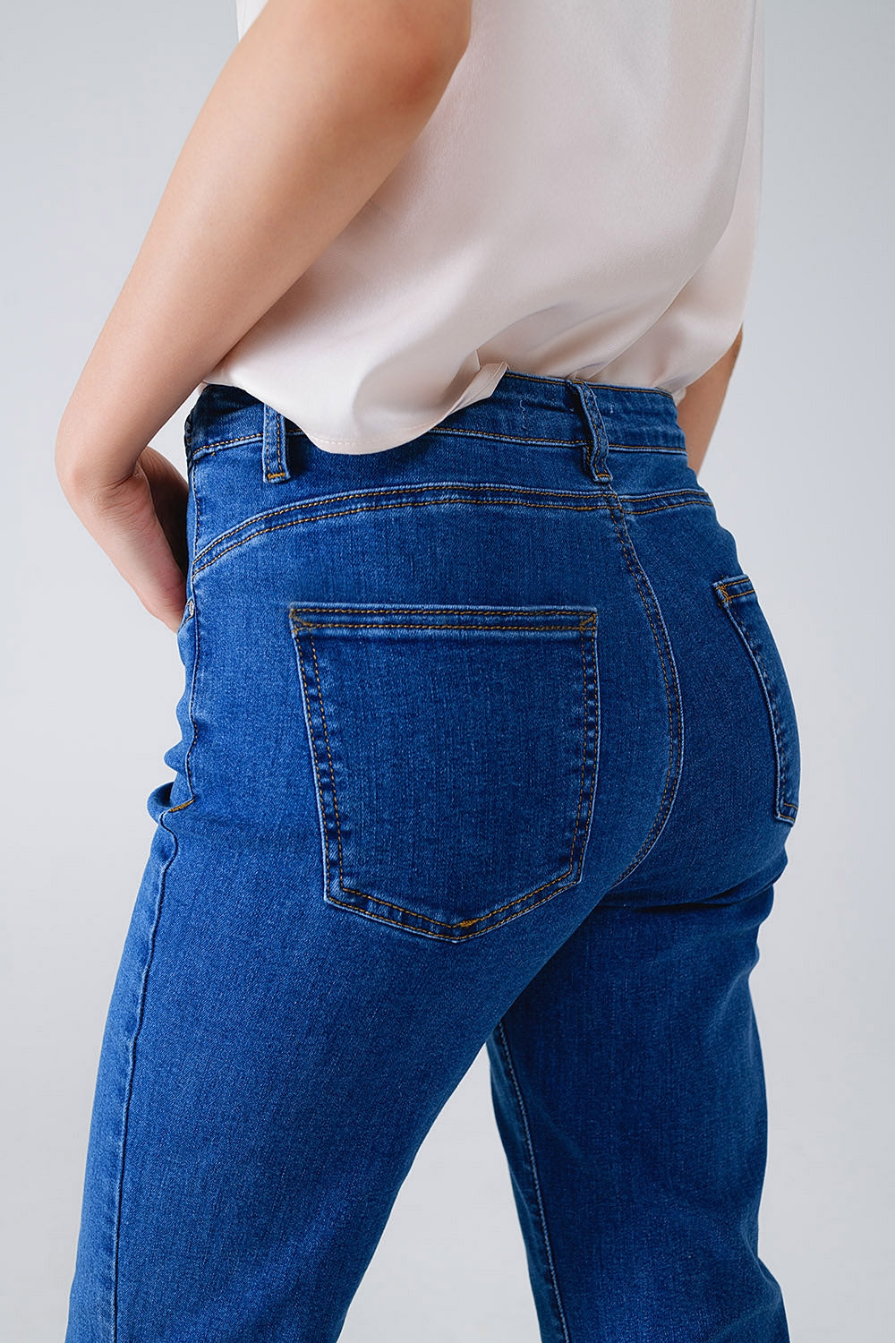 Jean basique en denim bleu foncé avec tresse à la taille