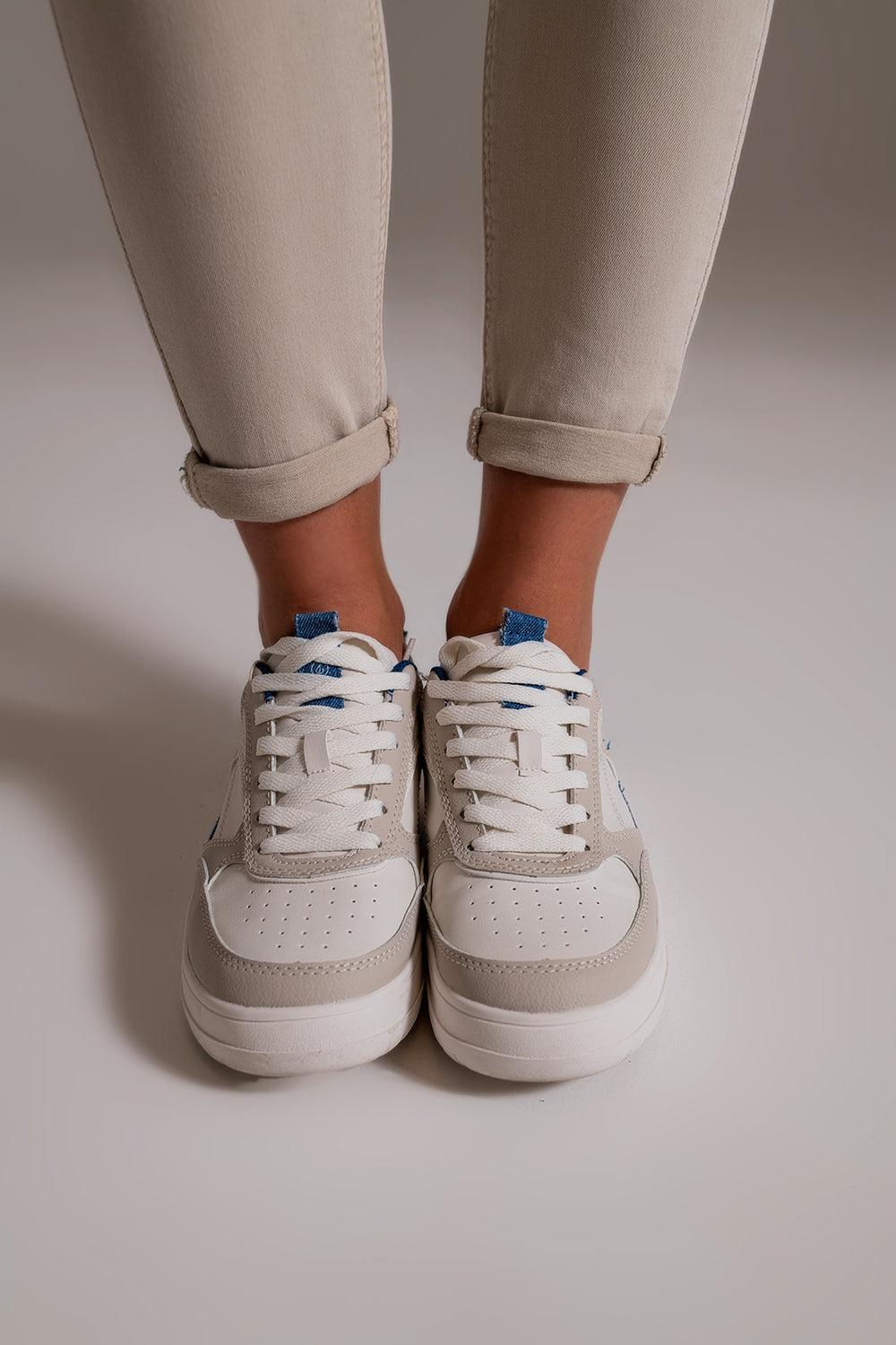 Jean beige à la cheville avec des plis doux