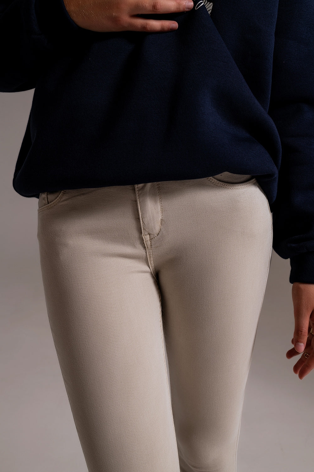 Jean beige à la cheville avec des plis doux