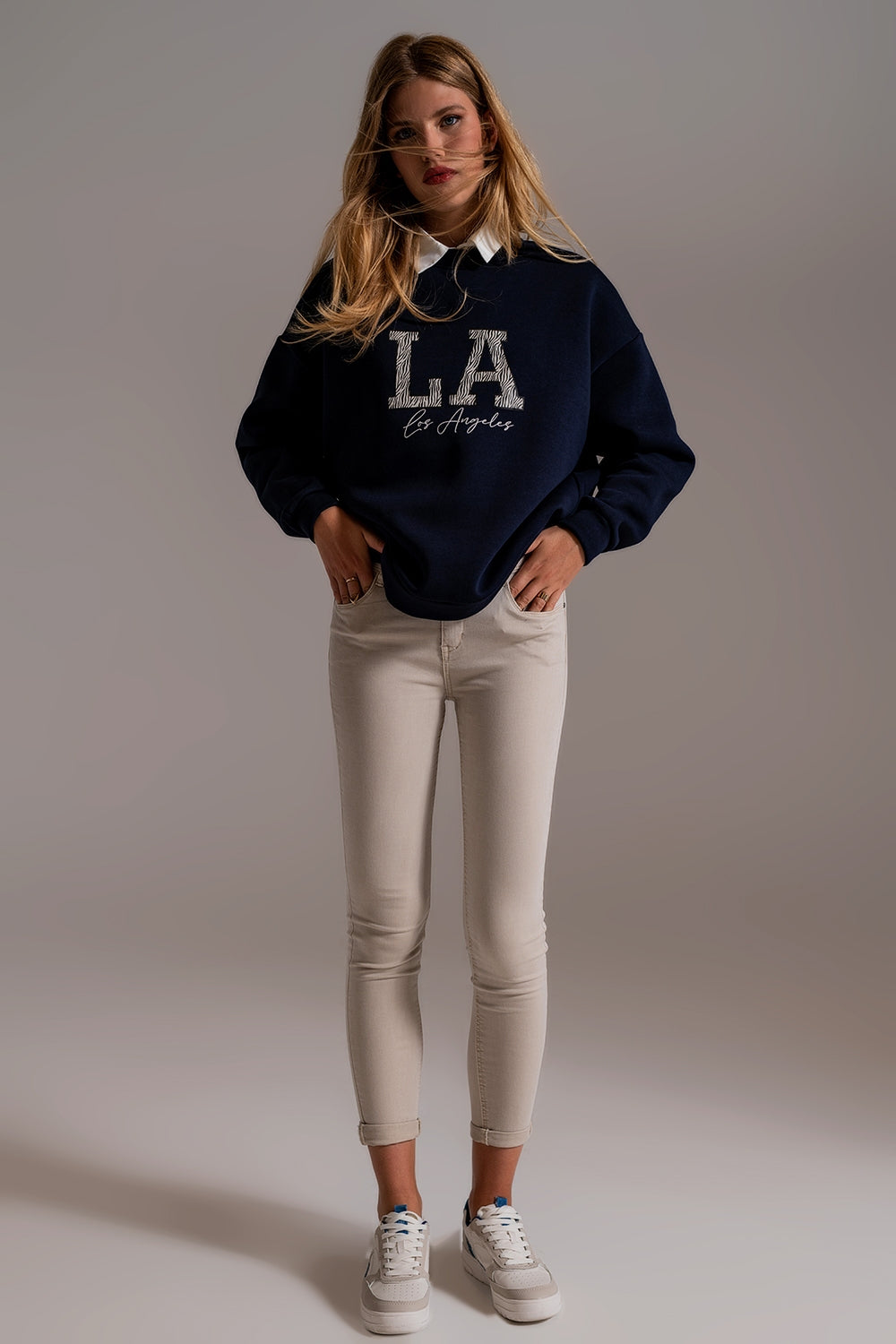 Jean beige à la cheville avec des plis doux