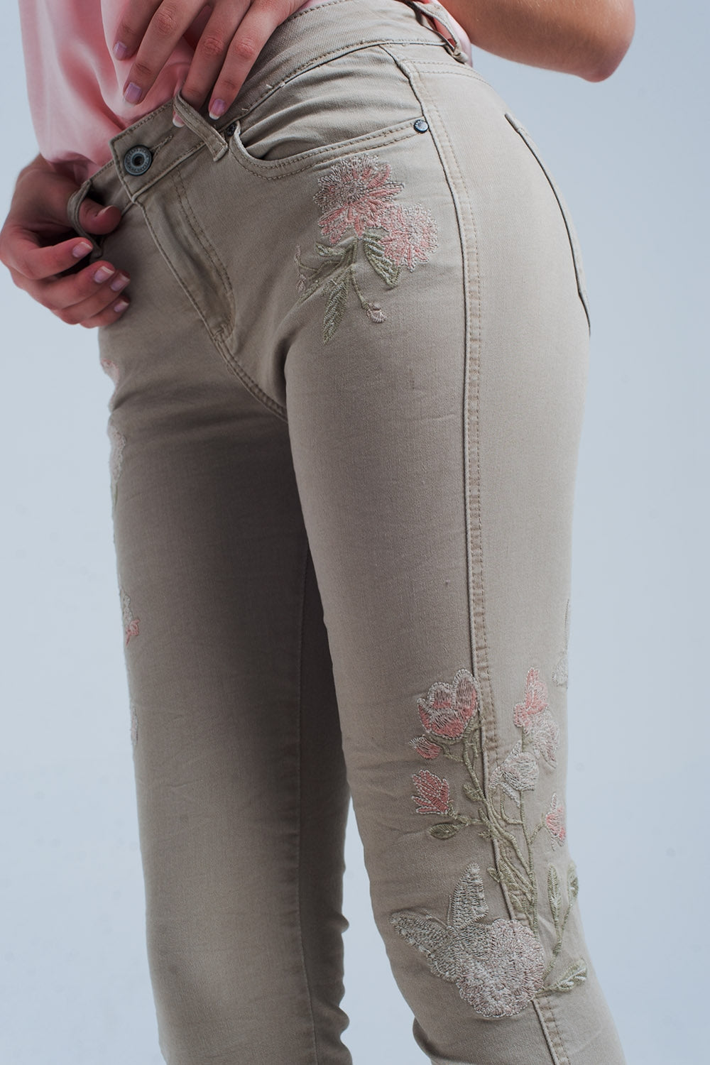 Jean beige brodé de fleurs