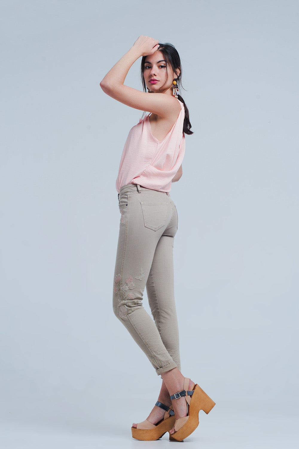 Jean beige brodé de fleurs