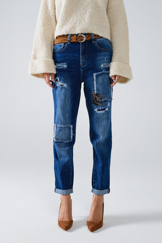 Q2 Jean bleu ample avec un motif déchiré subtil et des patchs
