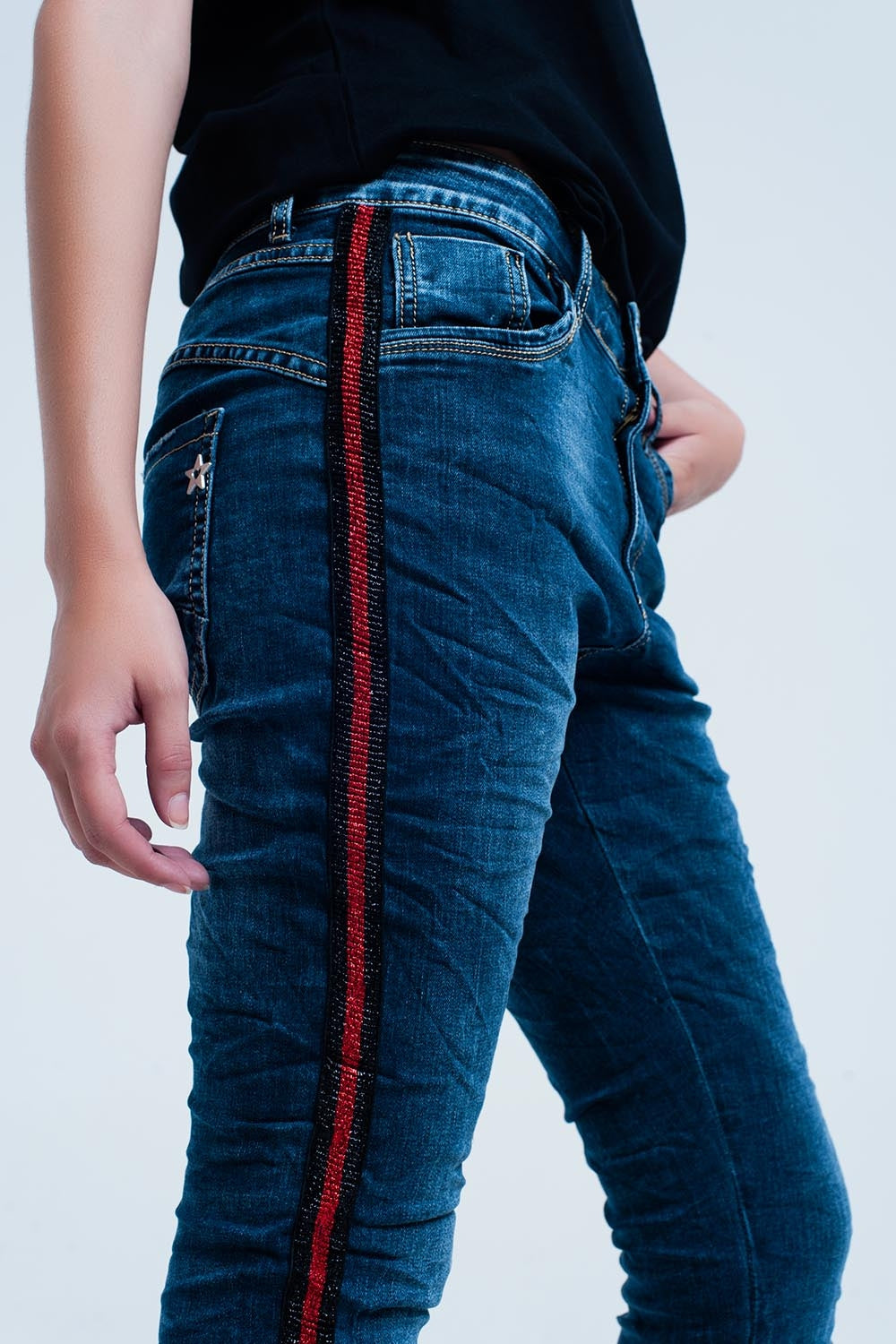 Jean bleu boyfriend  foncé avec bande latérale rouge