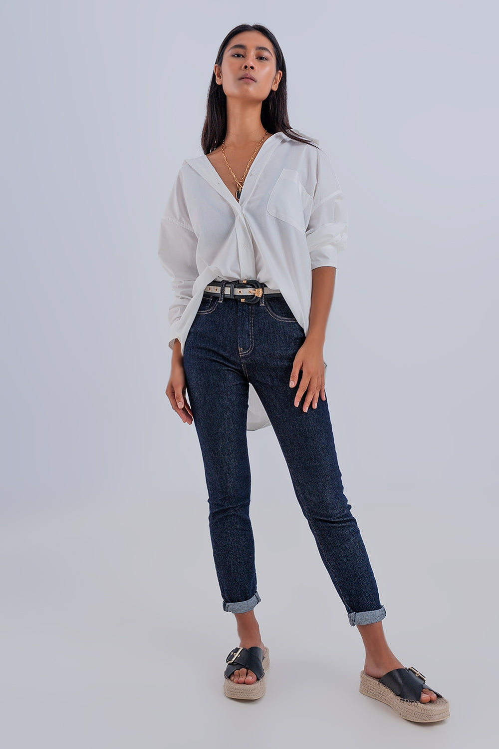 Jean bleu foncé avec taille haute et coutures contrastées