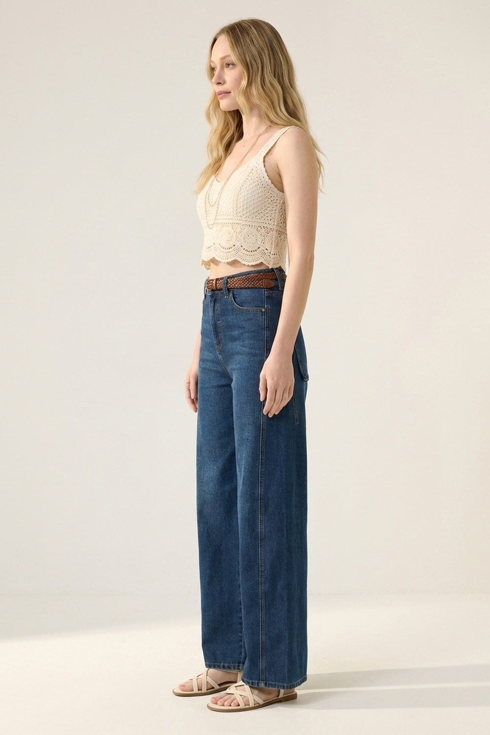 Jean classique à jambes larges en denim bleu avec couture