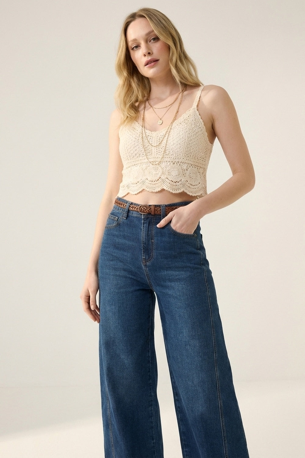 Jean classique à jambes larges en denim bleu avec couture