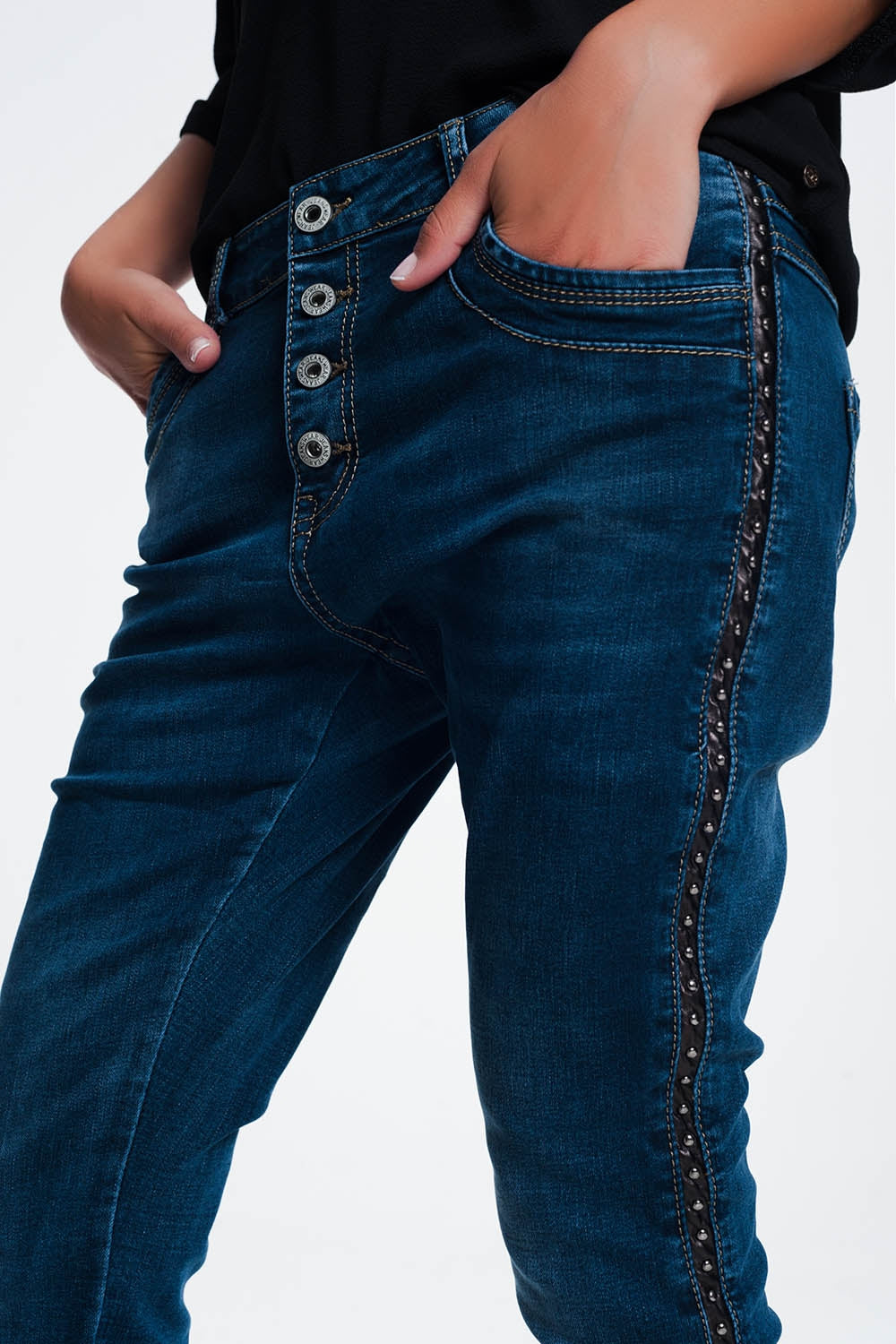Q2 Jean clouté look cuir
